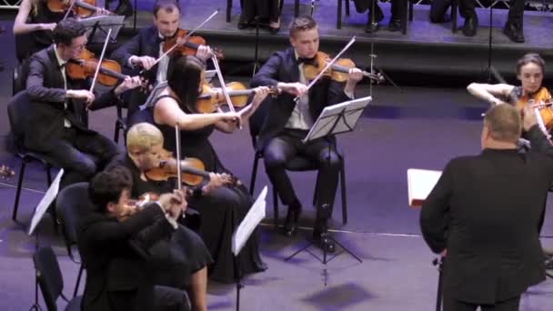 Müzisyenler sahnedeki orkestrada çalarlar. Kyiv. Ukrayna — Stok video