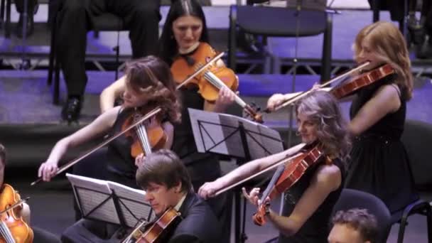 Muzikanten spelen in het orkest op het podium. Kiev. Oekraïne — Stockvideo