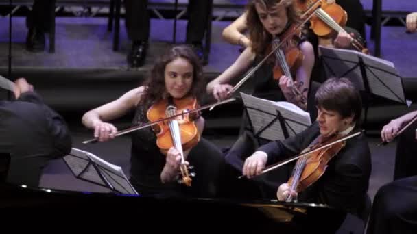 Muzikanten spelen in het orkest op het podium. Kiev. Oekraïne — Stockvideo