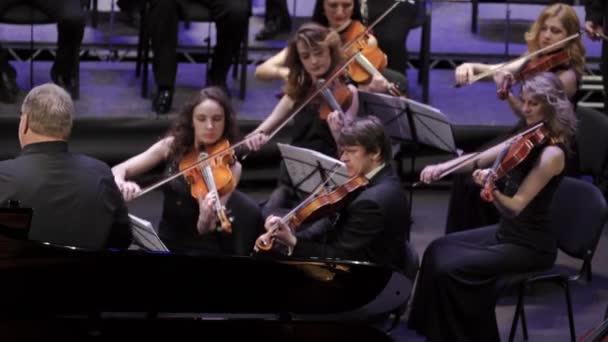 Auf der Bühne spielen Musiker im Orchester. Kiew. Ukraine — Stockvideo