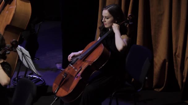 Los músicos tocan en la orquesta en el escenario. Kiev. Ucrania — Vídeo de stock