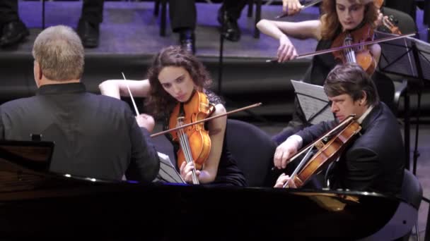 Muzikanten spelen in het orkest op het podium. Kiev. Oekraïne — Stockvideo