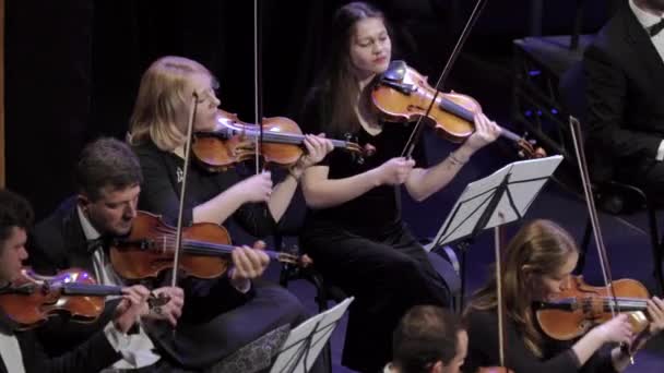 Muzikanten spelen in het orkest op het podium. Kiev. Oekraïne — Stockvideo