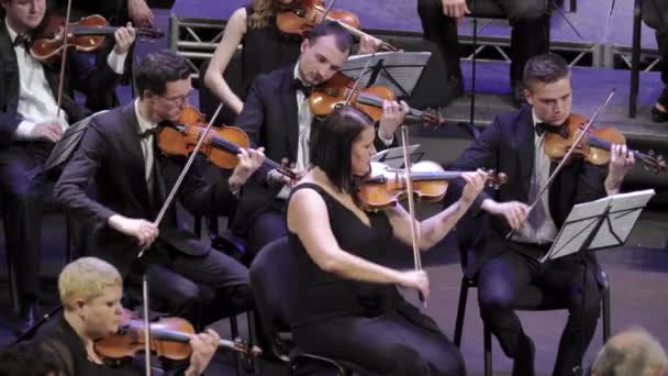 Auf der Bühne spielen Musiker im Orchester. Kiew. Ukraine — Stockvideo