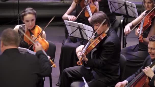 Los músicos tocan en la orquesta en el escenario. Kiev. Ucrania — Vídeos de Stock
