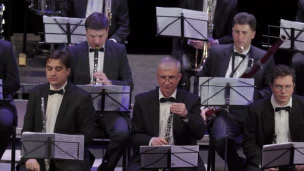 Orkestra müzisyenleri rüzgar enstrümanları çalar. Kyiv. Ukrayna — Stok video