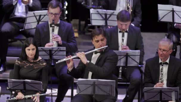 Orkestra müzisyenleri rüzgar enstrümanları çalar. Kyiv. Ukrayna — Stok video