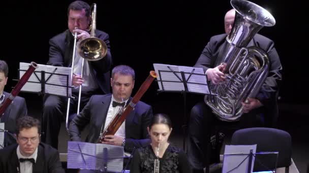 Músicos da orquestra tocam instrumentos de sopro. Kiev. Ucrânia — Vídeo de Stock