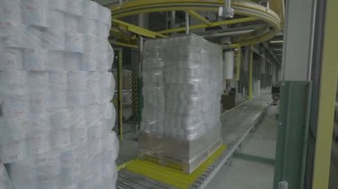 Kağıt fabrikasında çalışan bir taşıyıcı. Teknoloji. Fabrika. Kyiv. Ukrayna.