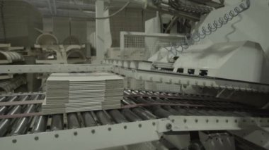 Kağıt fabrikasında çalışan bir taşıyıcı. Teknoloji. Fabrika. Kyiv. Ukrayna.
