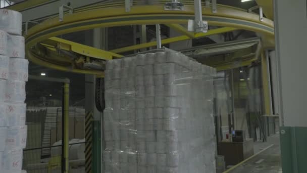 Un transportador de trabajo en una fábrica de papel. Tecnología. Fábrica. Kiev. Ucrania. — Vídeos de Stock