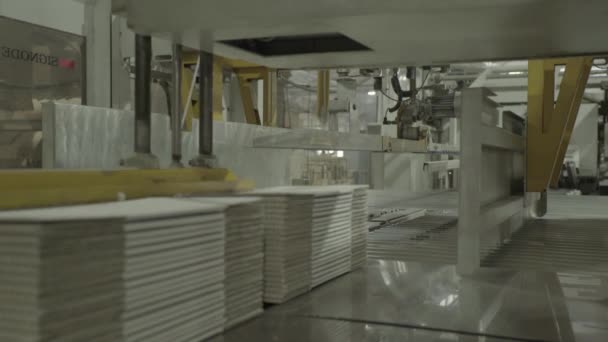 Un transportador de trabajo en una fábrica de papel. Tecnología. Fábrica. Kiev. Ucrania. — Vídeos de Stock