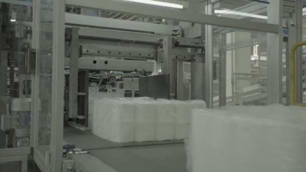 Um transportador de trabalho em uma fábrica de papel. Tecnologia. Fábrica. Kiev. Ucrânia. — Vídeo de Stock