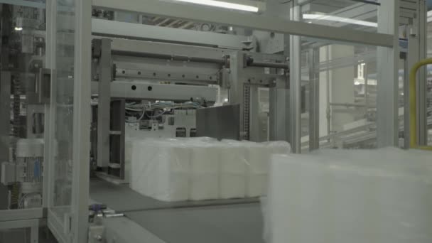 Een werkende transportband in een papierfabriek. Technologie. Fabriek. Kiev. Oekraïne. — Stockvideo