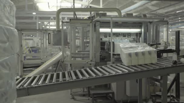 Um transportador de trabalho em uma fábrica de papel. Tecnologia. Fábrica. Kiev. Ucrânia. — Vídeo de Stock