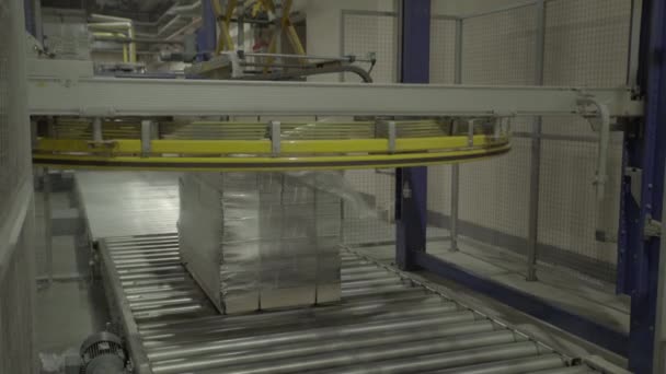 Un convoyeur de travail dans une papeterie. La technologie. Usine. Kiev. Ukraine.