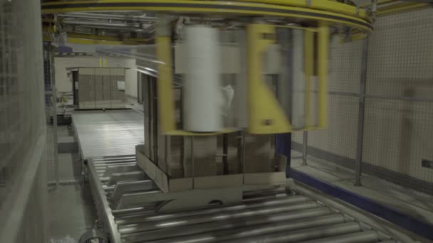 En fungerande transportör i ett pappersbruk. Teknik. Fabriken. Kiev. Ukraina. — Stockvideo