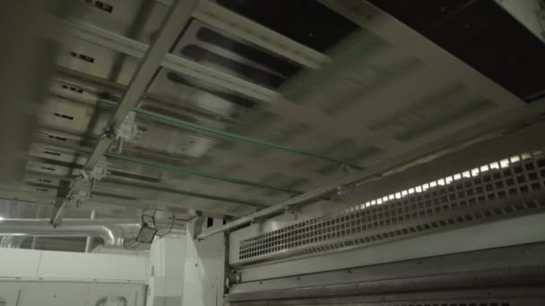 製紙工場での作業コンベア。技術だ。工場だ。キエフ。ウクライナ. — ストック動画