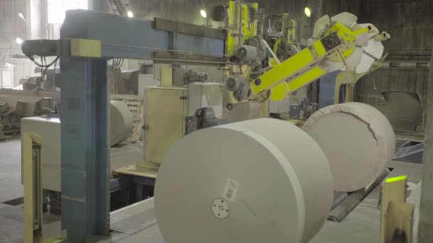 Ein funktionierendes Förderband in einer Papierfabrik. Technologie. Fabrik. Kiew. Ukraine. — Stockvideo