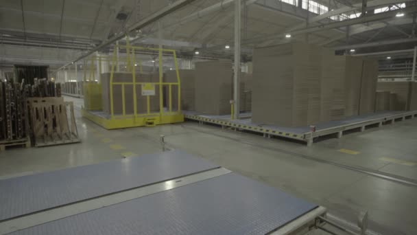 Kağıt fabrikasında çalışan bir taşıyıcı. Teknoloji. Fabrika. Kyiv. Ukrayna. — Stok video