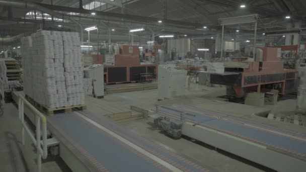 En fungerande transportör i ett pappersbruk. Teknik. Fabriken. Kiev. Ukraina. — Stockvideo