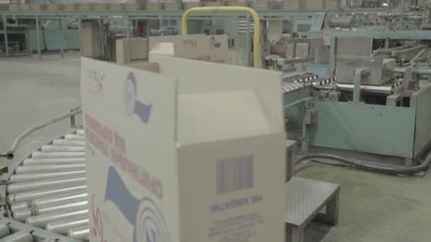 Un transportador de trabajo en una fábrica de papel. Tecnología. Fábrica. Kiev. Ucrania. — Vídeos de Stock