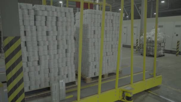 Un transportador de trabajo en una fábrica de papel. Tecnología. Fábrica. Kiev. Ucrania. — Vídeos de Stock