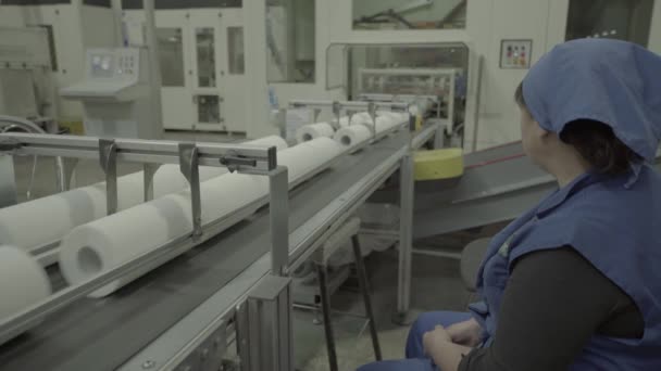 製紙工場のコンベアで作業します。技術だ。工場だ。キエフ。ウクライナ — ストック動画
