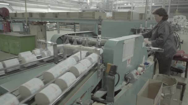 Trabajar en el transportador en una fábrica de papel. Tecnología. Fábrica. Kiev. Ucrania — Vídeos de Stock