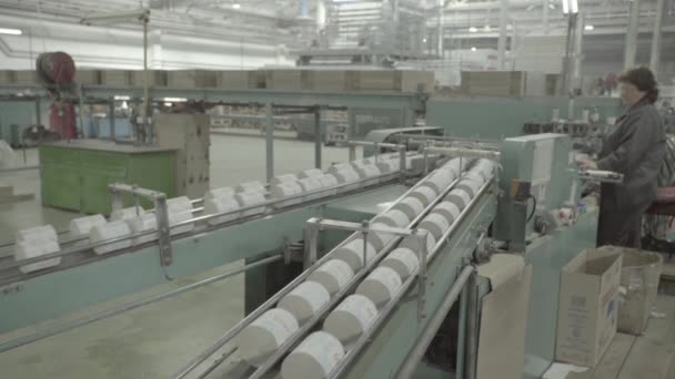 Trabajar en el transportador en una fábrica de papel. Tecnología. Fábrica. Kiev. Ucrania — Vídeos de Stock