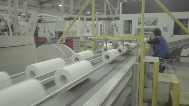 Werk aan de transportband in een papierfabriek. Technologie. Fabriek. Kiev. Oekraïne — Stockvideo