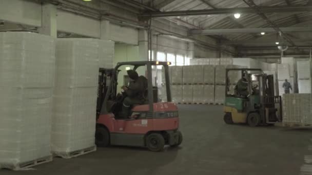 Trabalho de um carregador em um armazém de fábrica de fábrica de fábrica de papel. Kiev. Ucrânia — Vídeo de Stock