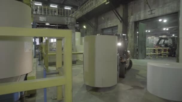Bekerja sebagai loader di pabrik kertas gudang. Kyiv. Ukraina — Stok Video