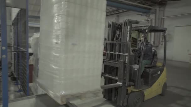 Trabajo de un cargador en un almacén de fábrica de papel. Kiev. Ucrania — Vídeos de Stock