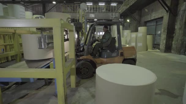 Trabajo de un cargador en un almacén de fábrica de papel. Kiev. Ucrania — Vídeo de stock