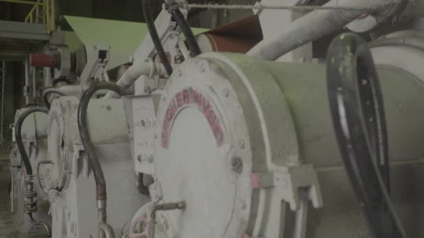 A papírgyár gépezetének a munkája. Kijevben. Ukrajna — Stock videók