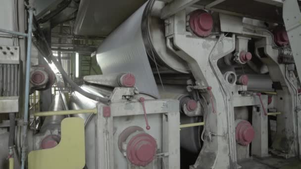 El trabajo de la máquina de la fábrica de papel. Kiev. Ucrania — Vídeo de stock