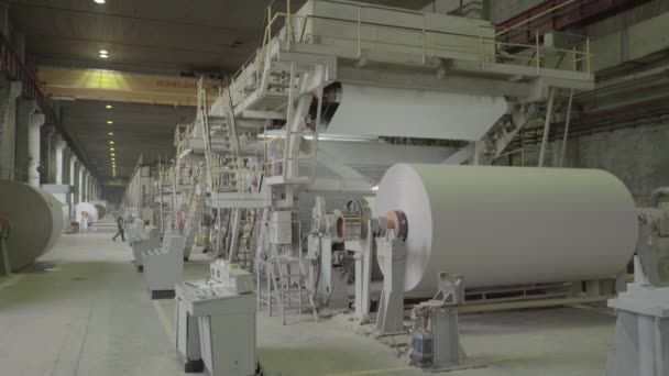 El trabajo de la máquina de la fábrica de papel. Kiev. Ucrania — Vídeos de Stock