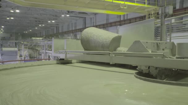 Die Arbeit der Maschine der Papierfabrik. Kiew. Ukraine — Stockvideo