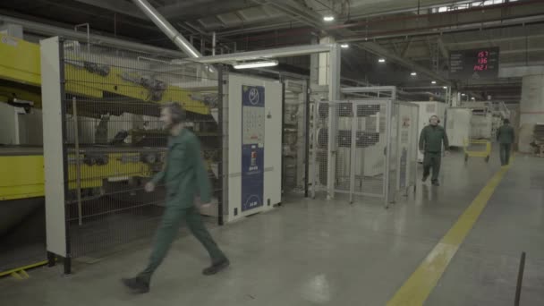 労働者は製紙工場で働いている。キエフ。ウクライナ — ストック動画