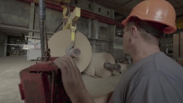 Trabajador trabaja en una fábrica de papel. Kiev. Ucrania — Vídeos de Stock