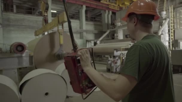 Trabajador trabaja en una fábrica de papel. Kiev. Ucrania — Vídeos de Stock