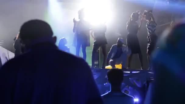 Meisje op het podium tijdens een feestje. Een festival. Disco. Vreugde. Plezier. — Stockvideo