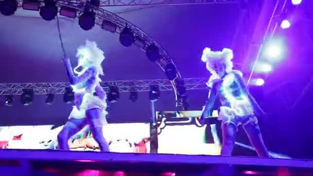 Meisje op het podium tijdens een feestje. Een festival. Disco. Vreugde. Plezier. — Stockvideo