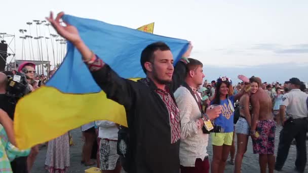 Un homme avec le drapeau ukrainien à la fête. Festival. Joie. — Video