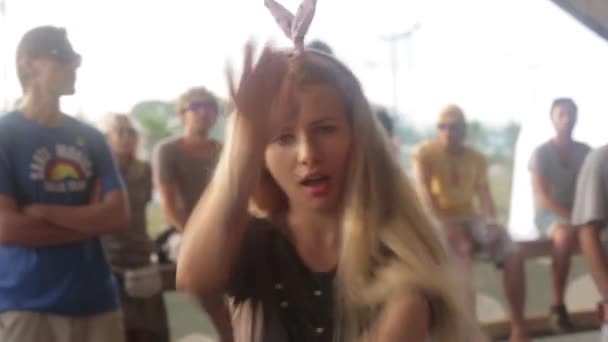 A menina está dançando na pista de dança em uma discoteca. Festival. Alegria.. — Vídeo de Stock