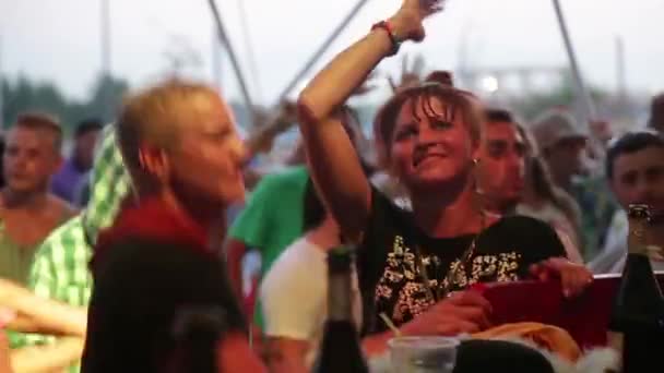 La ragazza sta ballando sulla pista da ballo in discoteca. Festival. Gioia. — Video Stock
