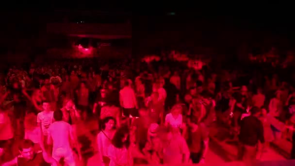 Des gens dans une discothèque la nuit. Fête. Cours de danse. Festival. Joie. — Video