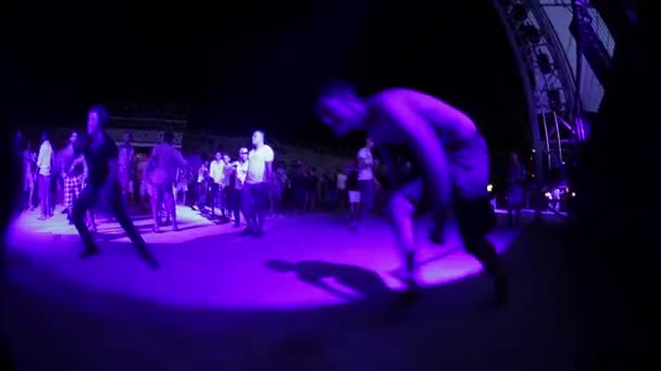 Des gens dans une discothèque la nuit. Fête. Cours de danse. Festival. Joie. — Video