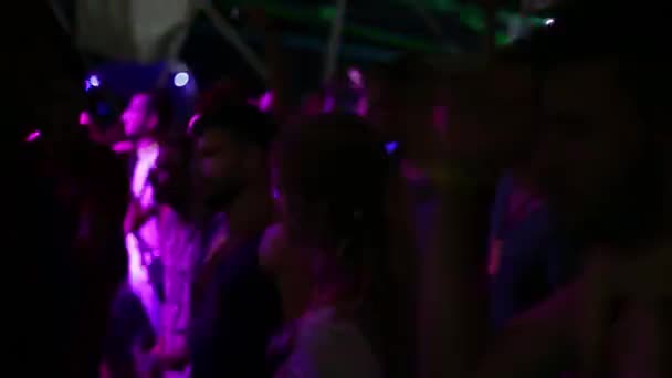 Menschen in der Nacht in einer Disco. Party. Tanzfläche. Festspiele. Freude. — Stockvideo